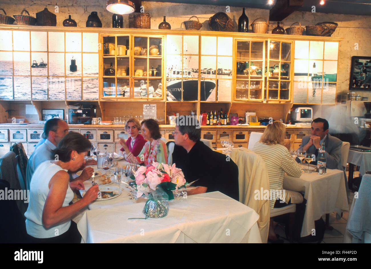 Paris, France, à l'intérieur partage de repas, dîner, à table au restaurant Bistro français, « le Guilvinec », Fish Specialty Breton, Bercy. (Photo du fichier, restaurant fermé, remplacé en 2003 par « LE SAINT M ») intérieur de restaurant européen, repas d'affaires Banque D'Images