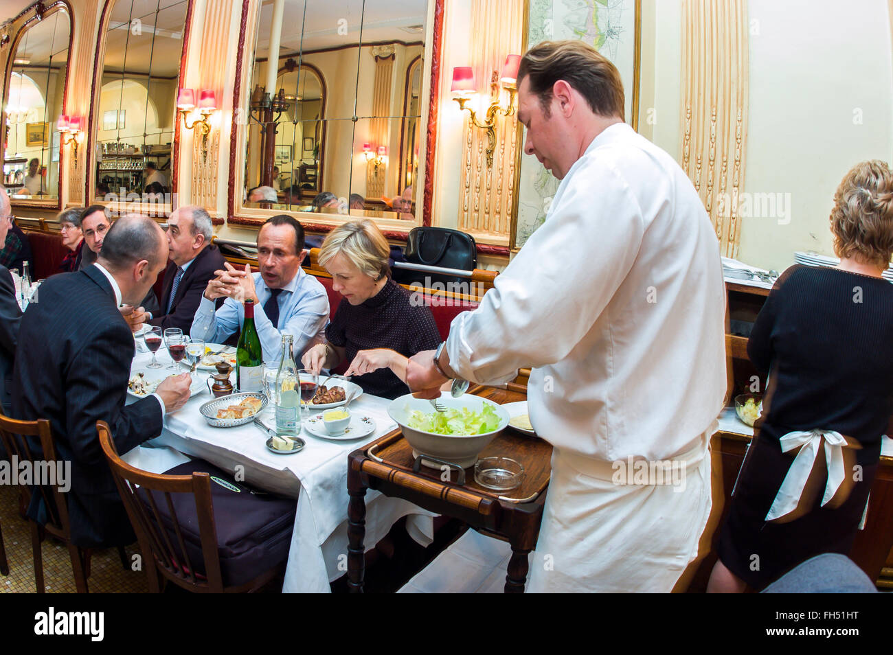 PARIS, France, adultes partageant un repas d'affaires, à l'intérieur du restaurant français. Bistrot parisien classique, tables de service « chez Georges », salle à manger, intérieur, bistrot gastronomique français Banque D'Images