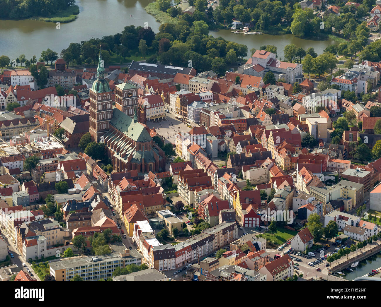 Vue aérienne, Stralsund, avec la vieille ville à douves île de Stralsund, Église Saint Nicolas, de la mer Baltique, Stralsund, Banque D'Images