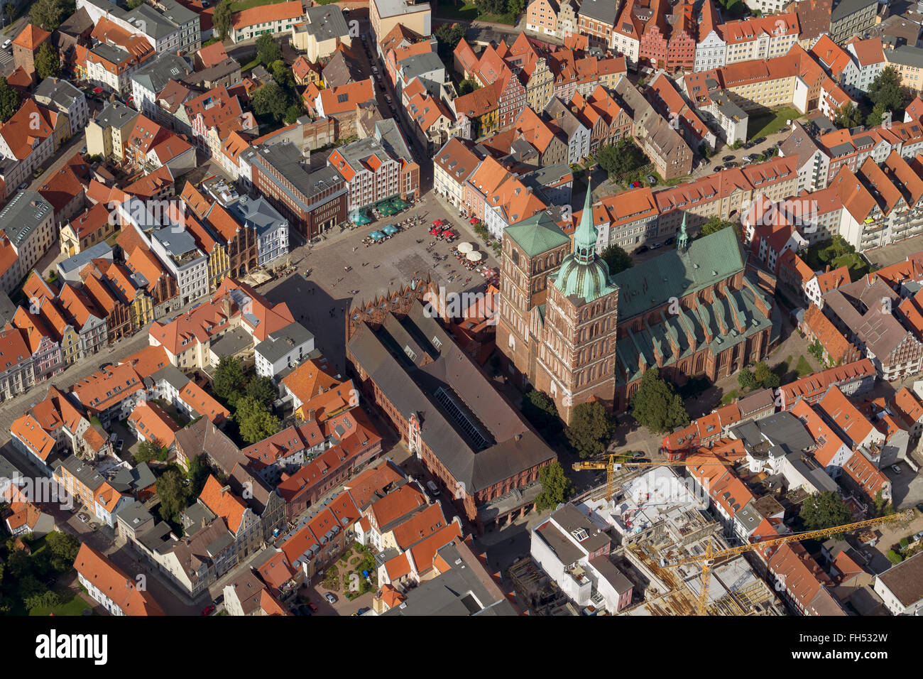Vue aérienne, Stralsund, avec la vieille ville à douves île de Stralsund, Église Saint Nicolas, de la mer Baltique, Stralsund, Banque D'Images