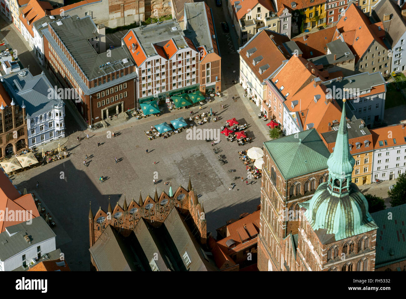 Vue aérienne, Stralsund, avec la vieille ville à douves île de Stralsund, Église Saint Nicolas, de la mer Baltique, Stralsund, Banque D'Images