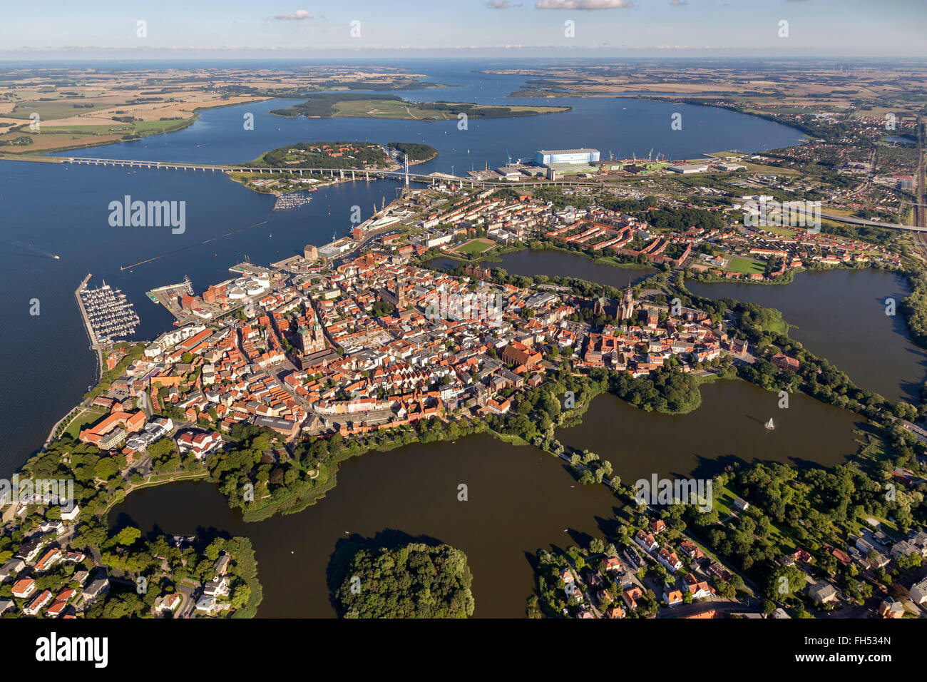 Vue aérienne, Stralsund, avec la vieille ville à douves de Stralsund, île de la mer Baltique, Stralsund, Mecklenburg-Vorpommern, Allemagne, Banque D'Images