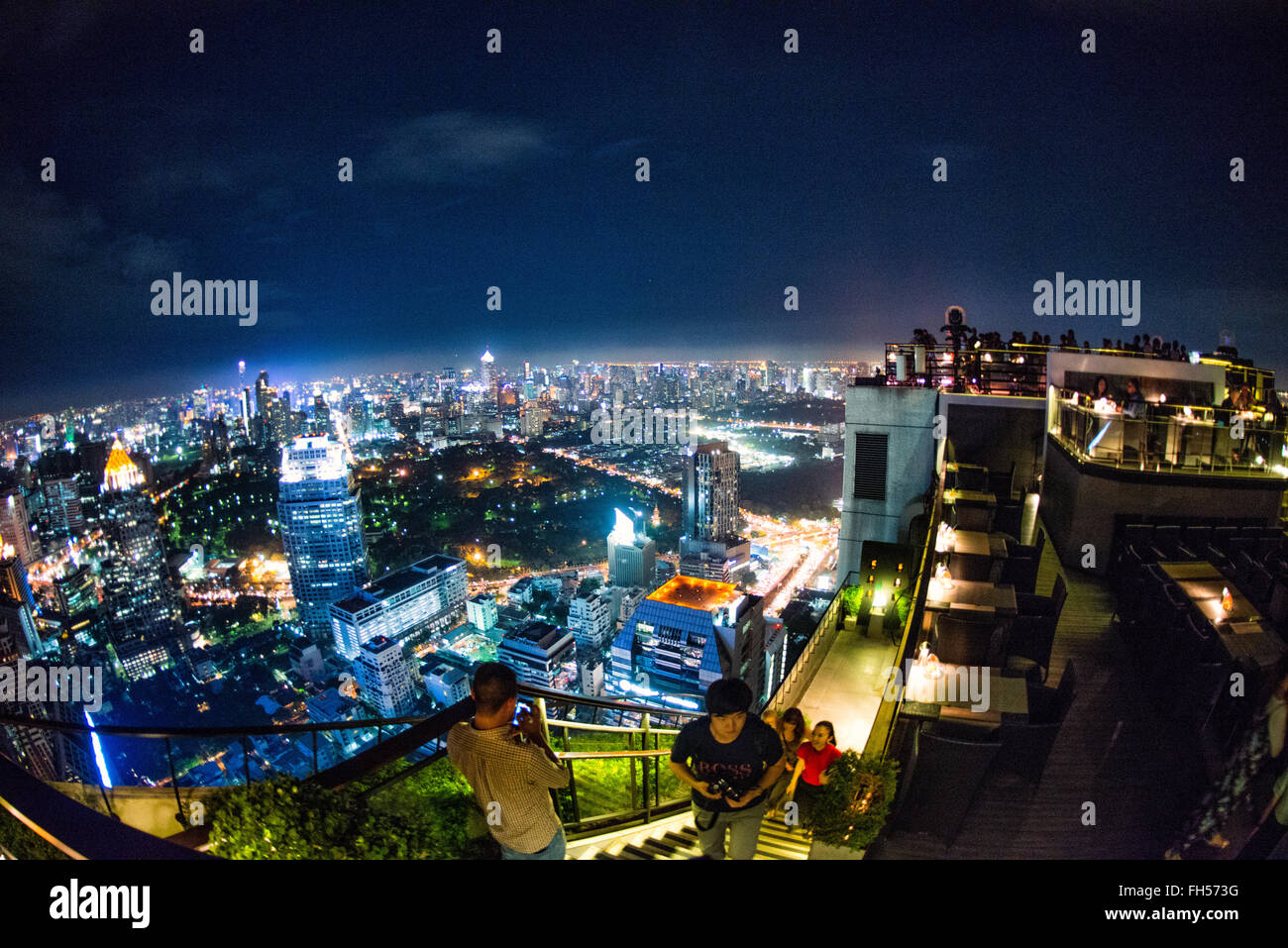 BANGKOK, THAÏLANDE - une vue sur les lumières sur la ville de Bangkok de nuit depuis le restaurant Le Vertigo sur le dessus de la Banyan Tree Hotel. Banque D'Images