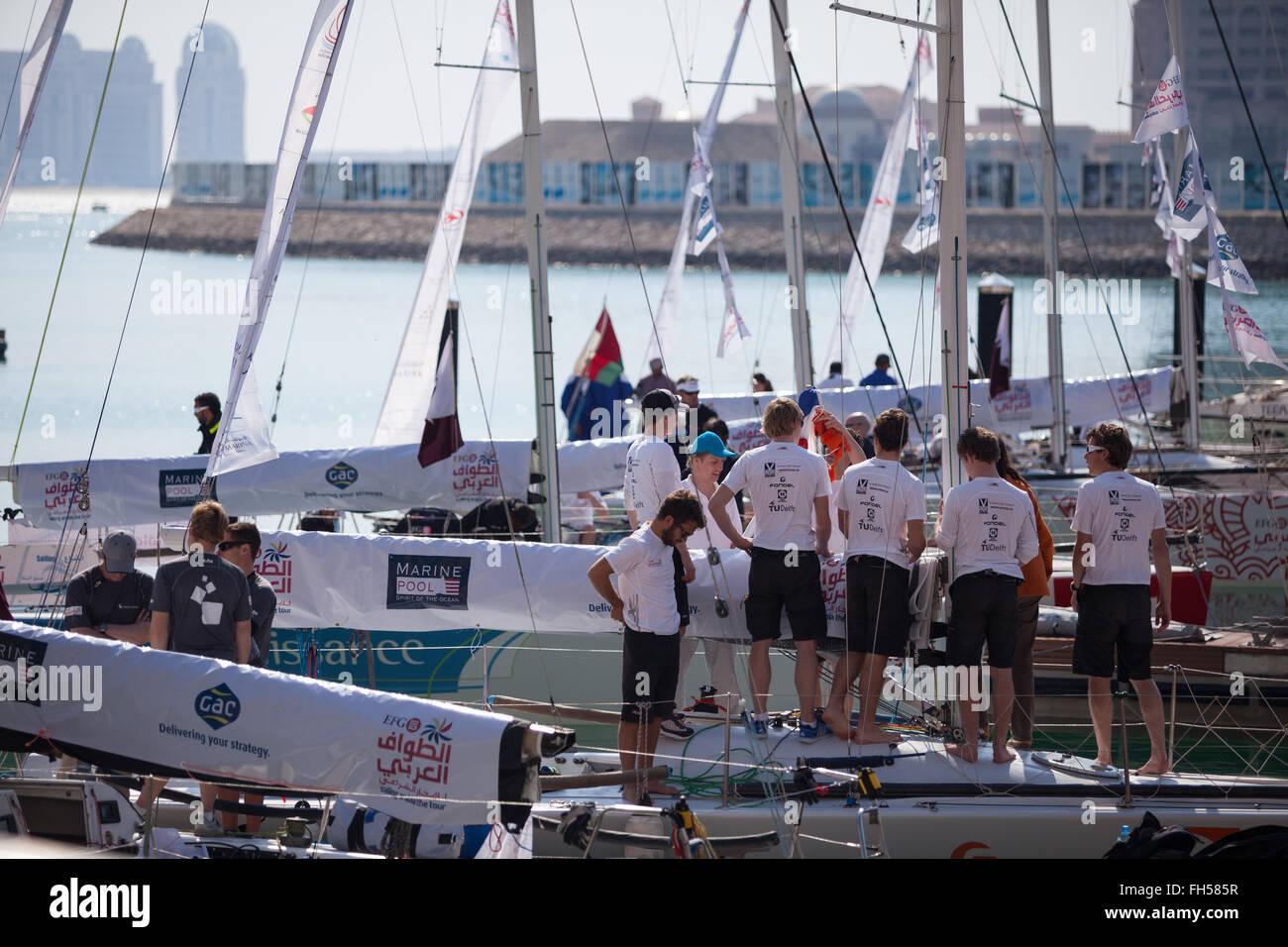 L'arrivée des équipes de voile de The Pearl Qatar National sur la Journée des sports 2014. EFG Voile Saoudite - la visite. Banque D'Images