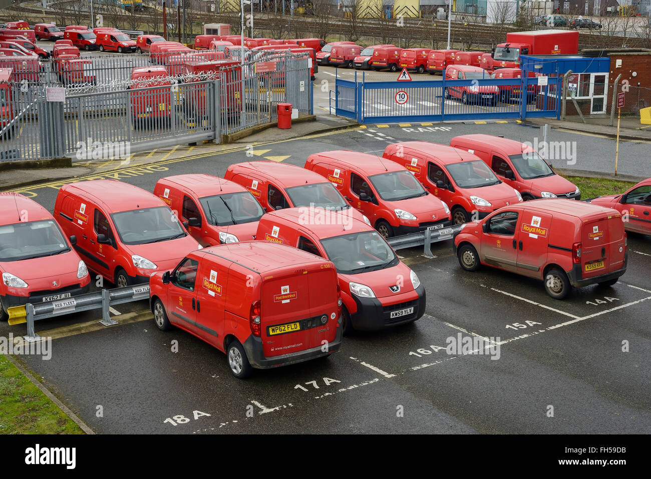 Red Royal Mail camionnettes garées dans un parking bureau de tri Banque D'Images