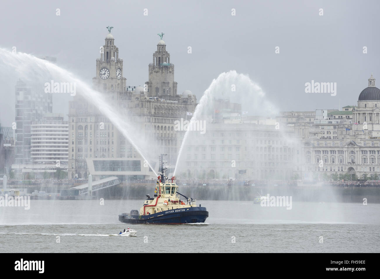 Un bateau-feu devant le Liver Building Liverpool UK Banque D'Images