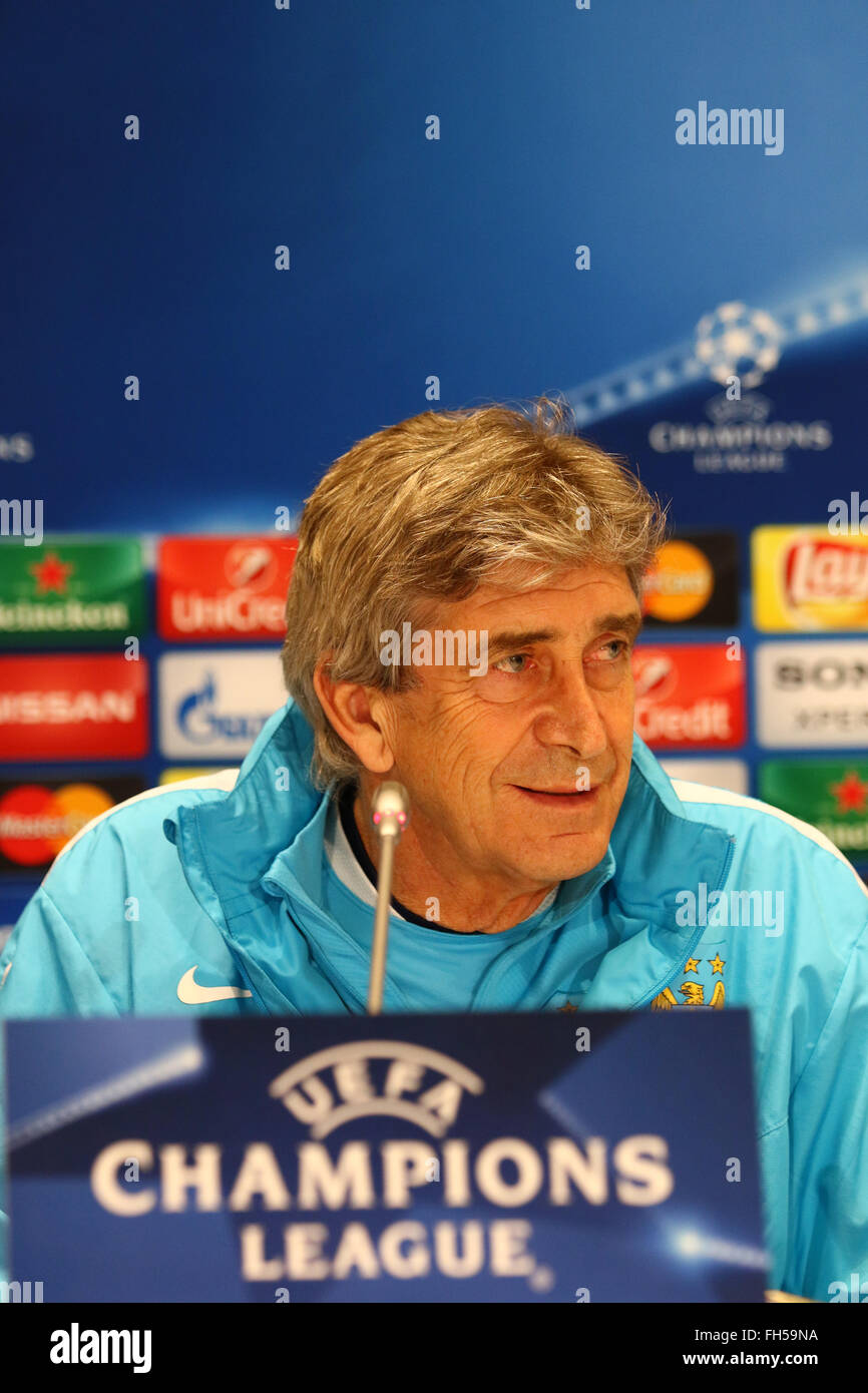 Kiev, Ukraine. 23 Février 2016 : FC Manchester City manager Manuel Pellegrini assiste à la conférence de presse avant le match de la Ligue des Champions contre le FC Dynamo Kiev au NSC Olimpiyskyi stadium. Manchester City devra faire face à Dynamo Kiev à la Ligue des Champions tour de 16 match de football le 24 février 2016. Oleksandr Prykhodko/Alamy Live News Banque D'Images