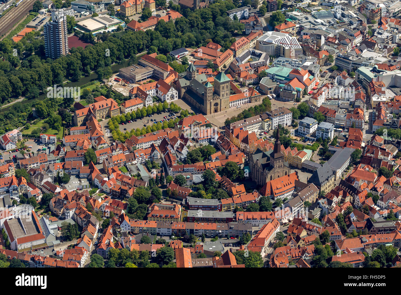 Vue aérienne, vieille ville Marienkirche, toits de tuiles rouges, Osnabruck, Basse-Saxe, Allemagne, Europe, vue aérienne, les oiseaux-lunettes de vue, Banque D'Images