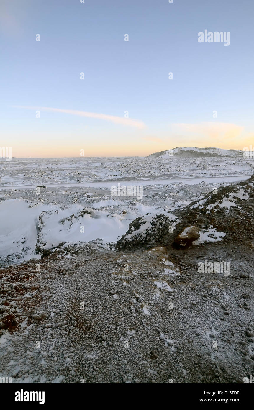 Noir et blanc hiver paysage volcanique ciel couleur contraste avec la péninsule de Reykjanes, l'Islande Banque D'Images