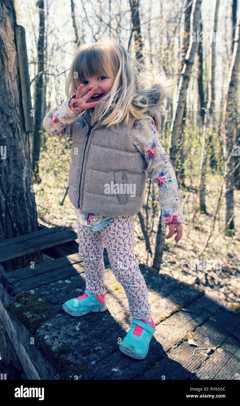 Portrait de jeune fille de 3 ans à l'extérieur, Saskatchewan, Canada Banque D'Images
