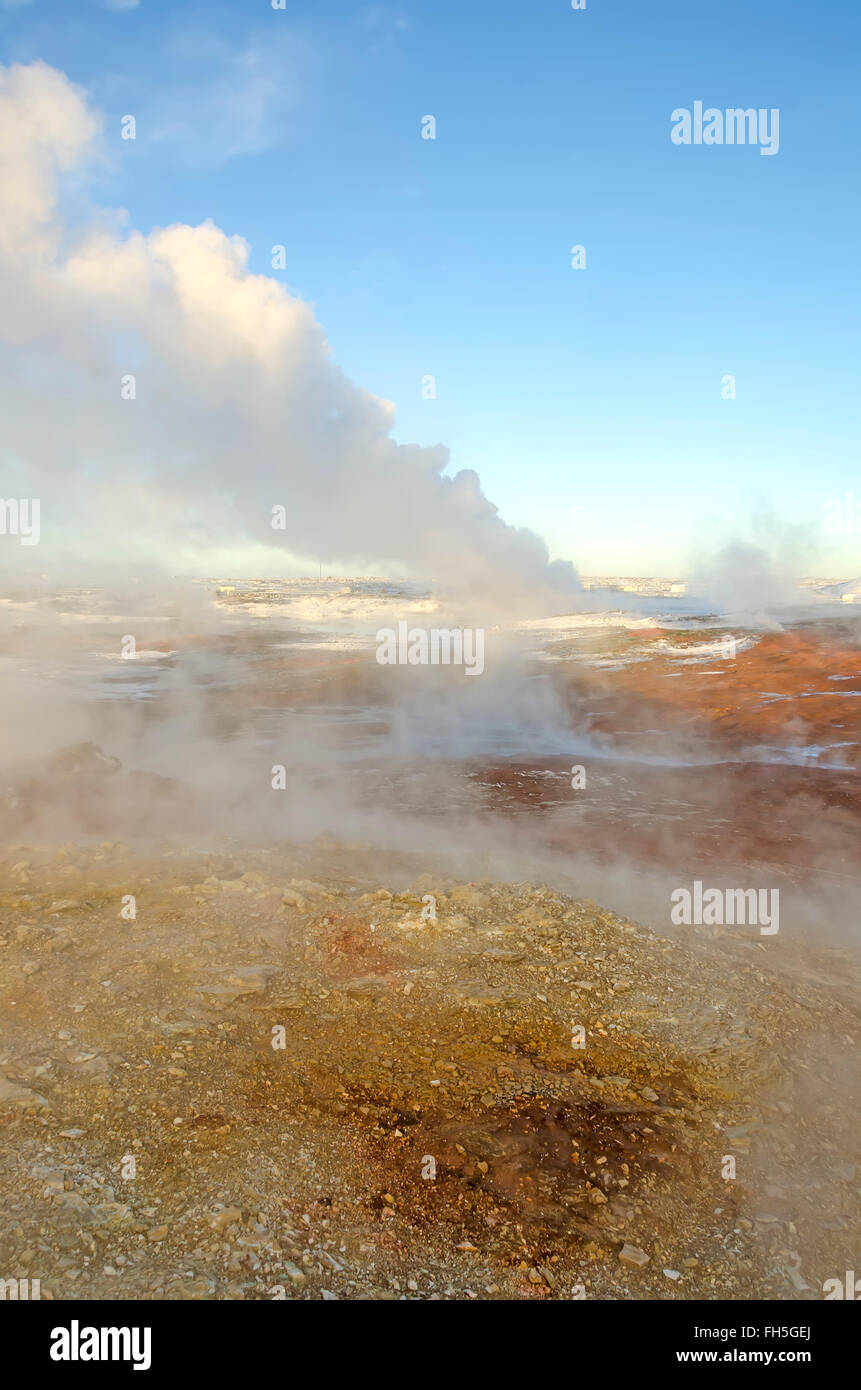 Zone géothermique Gunnuhver évents à vapeur d'hiver de boiling hot springs la péninsule de Reykjanes Islande Banque D'Images