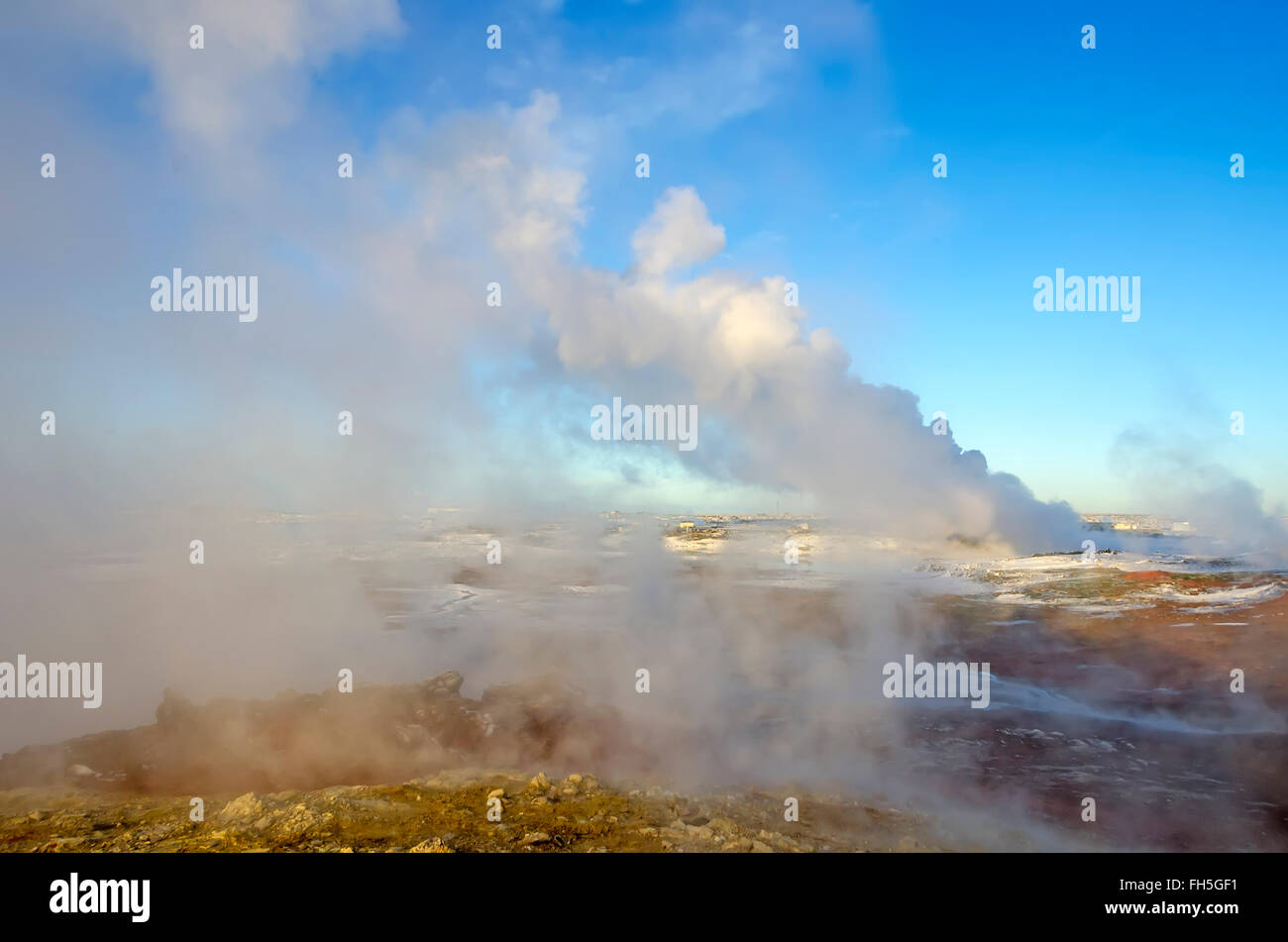 Zone géothermique Gunnuhver évents à vapeur d'hiver de boiling hot springs la péninsule de Reykjanes Islande Banque D'Images