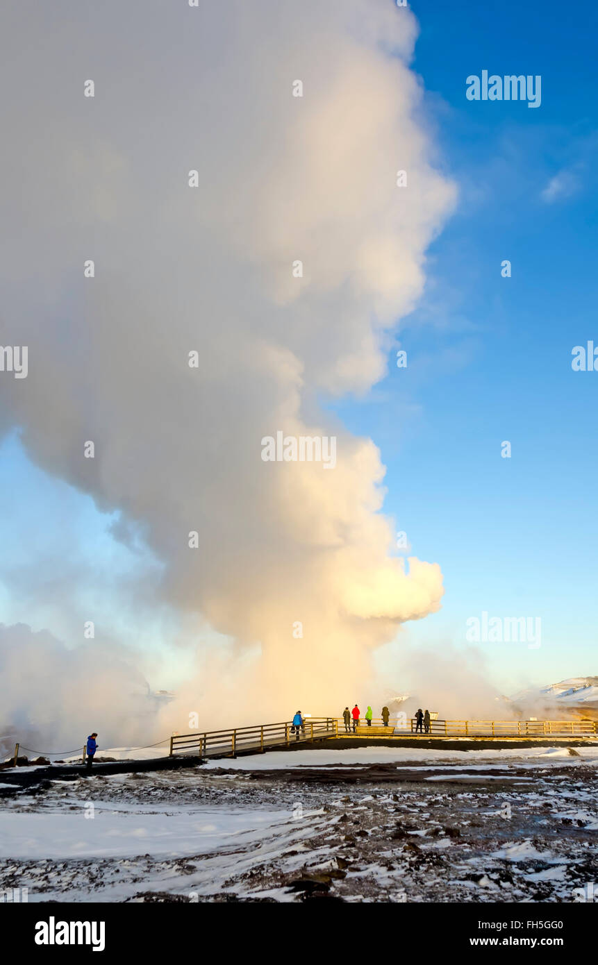 Zone géothermique Gunnuhver gens à côté de source chaude bouillante nuage de vapeur La péninsule de Reykjanes Islande Banque D'Images