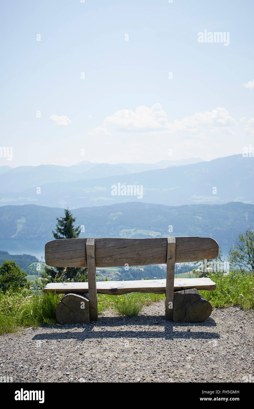 Banc avec vue sur lac et montagnes, Carinthie, Autriche Banque D'Images