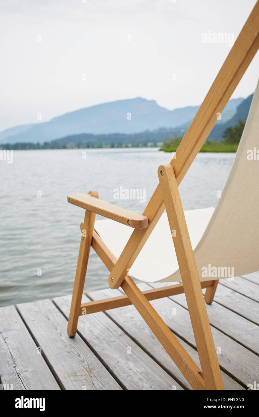 Chaise longue sur Dock, Tirol, Autriche Banque D'Images