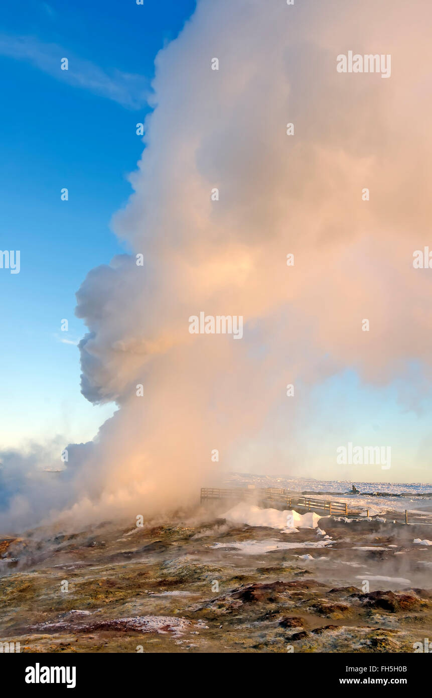 Zone géothermique Gunnuhver immense nuage de vapeur de boiling Hot spring Islande Reykjanes Peninsula Banque D'Images