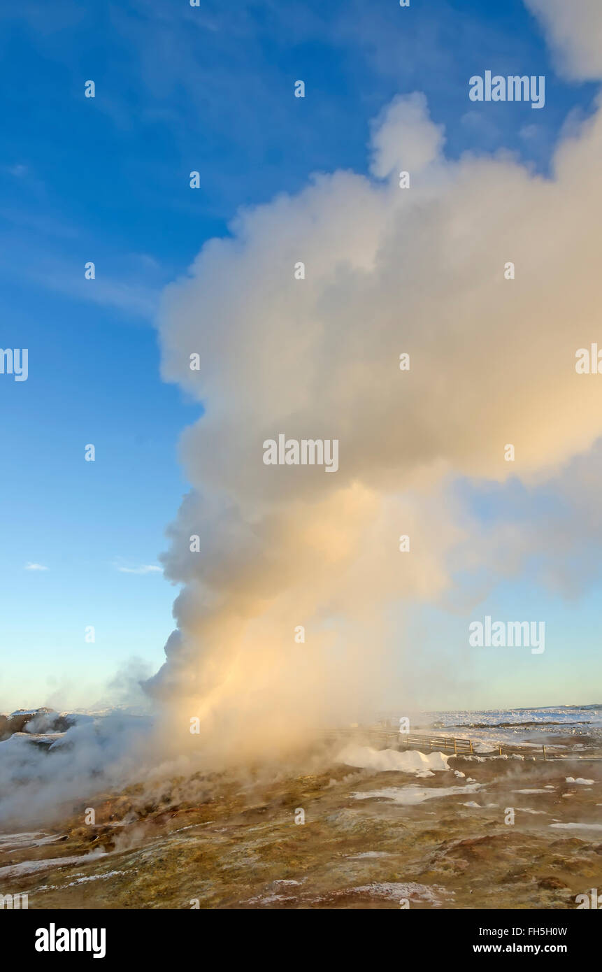 Zone géothermique Gunnuhver immense nuage de vapeur de boiling Hot spring Islande Reykjanes Peninsula Banque D'Images