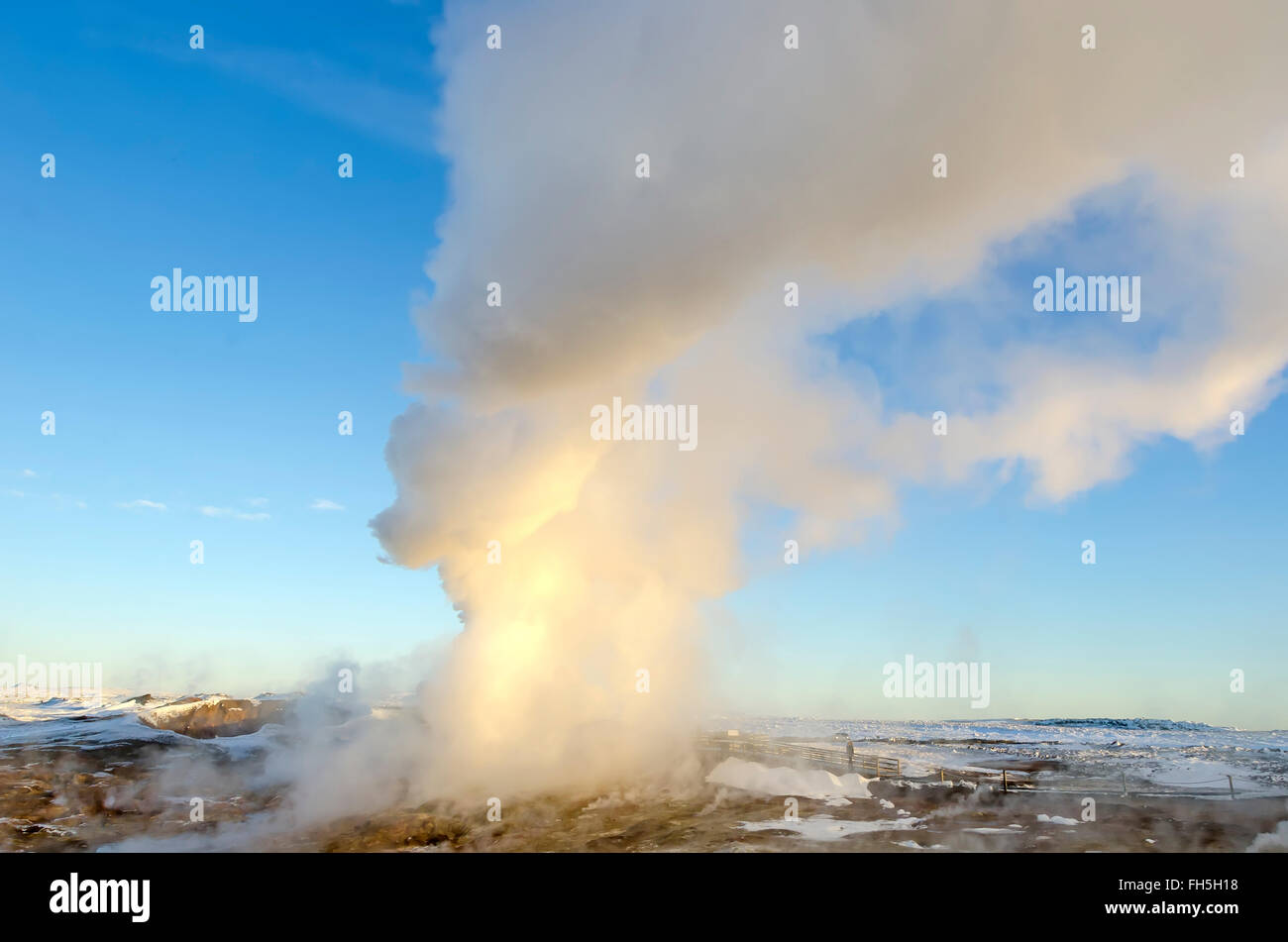 Zone géothermique Gunnuhver gens à côté de source chaude bouillante nuage de vapeur La péninsule de Reykjanes Islande Banque D'Images