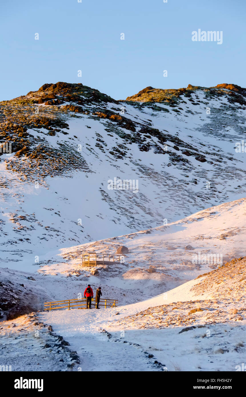 Sources chaudes de Krýsuvík couple région géothermique sentier de randonnée découverte de la péninsule de Reykjanes Islande Banque D'Images