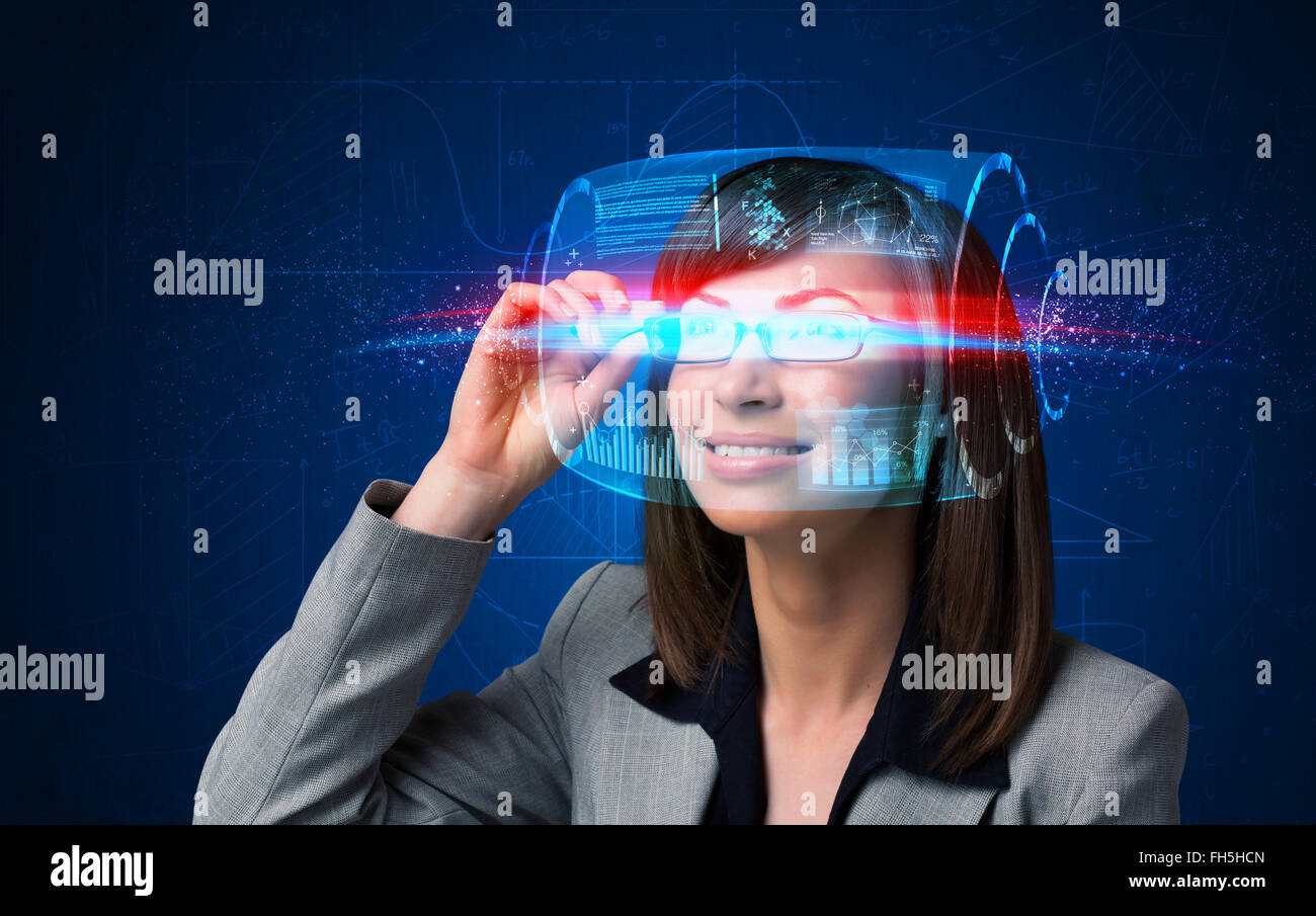 Femme avec verres intelligents de haute technologie Banque D'Images