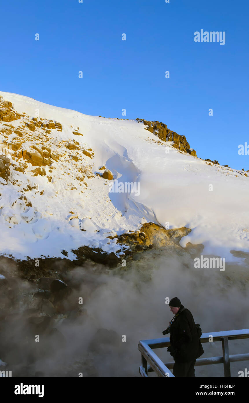 La zone géothermique de Krýsuvík source chaude bouillante où tourisme boardwalk engouffré dans la péninsule de Reykjanes hiver vapeur l'Islande Banque D'Images