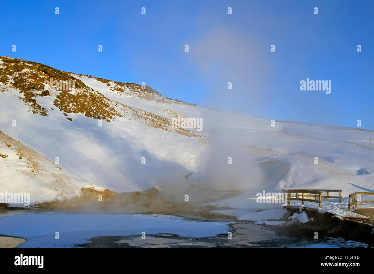 La zone géothermique de Krýsuvík source chaude bouillante, à la vapeur d'hiver promenade fumée péninsule de Reykjanes Islande Banque D'Images