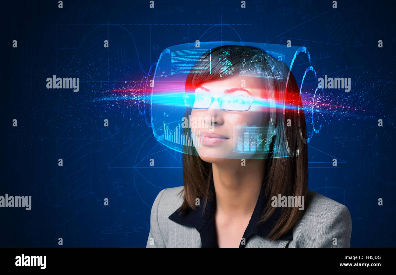 Femme avec verres intelligents de haute technologie Banque D'Images
