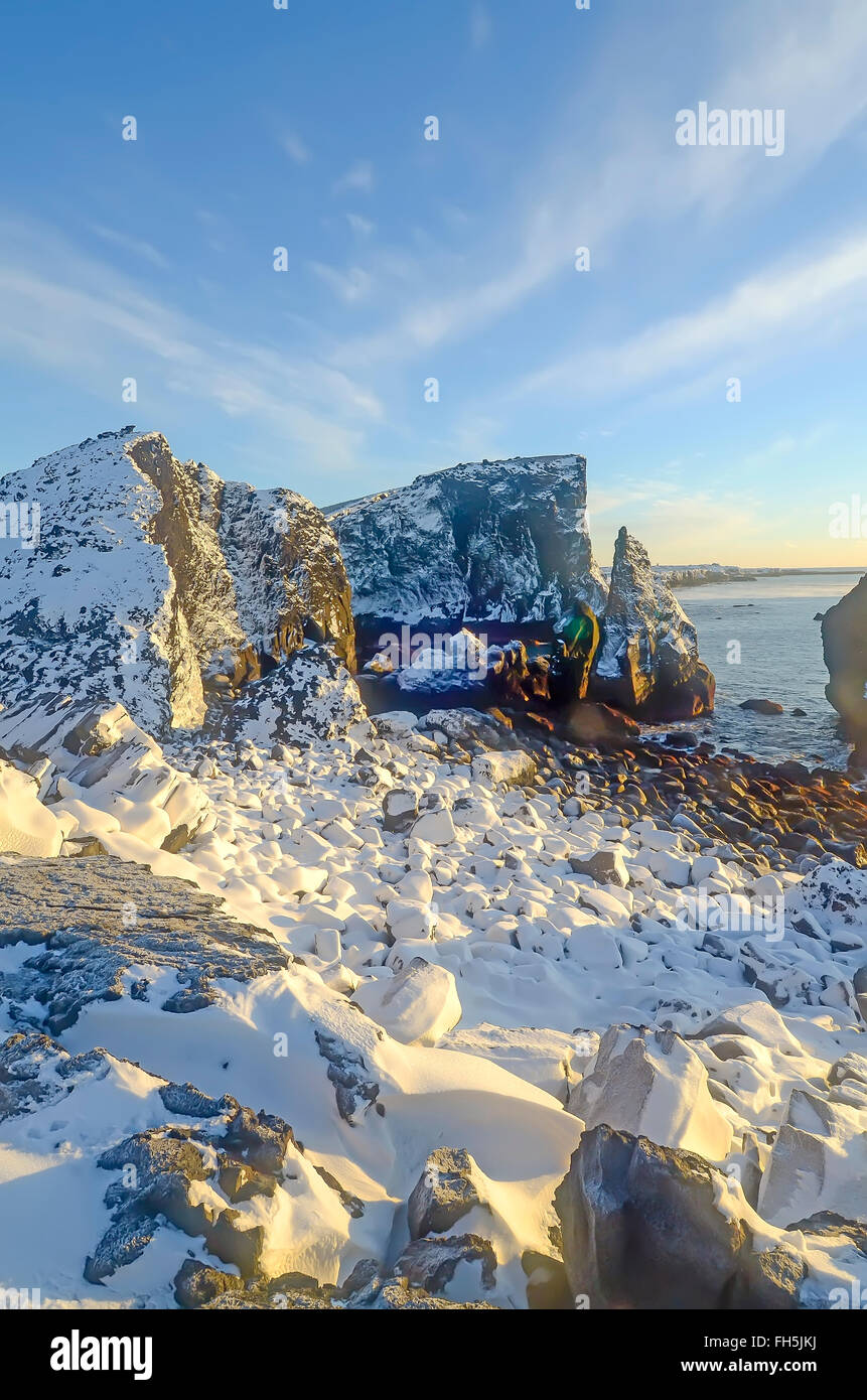 Falaises Valahnúkur, péninsule de Reykjanes hiver neige falaises de lave sur la côte sud-ouest de la péninsule de Reykjanes.L'Islande Banque D'Images