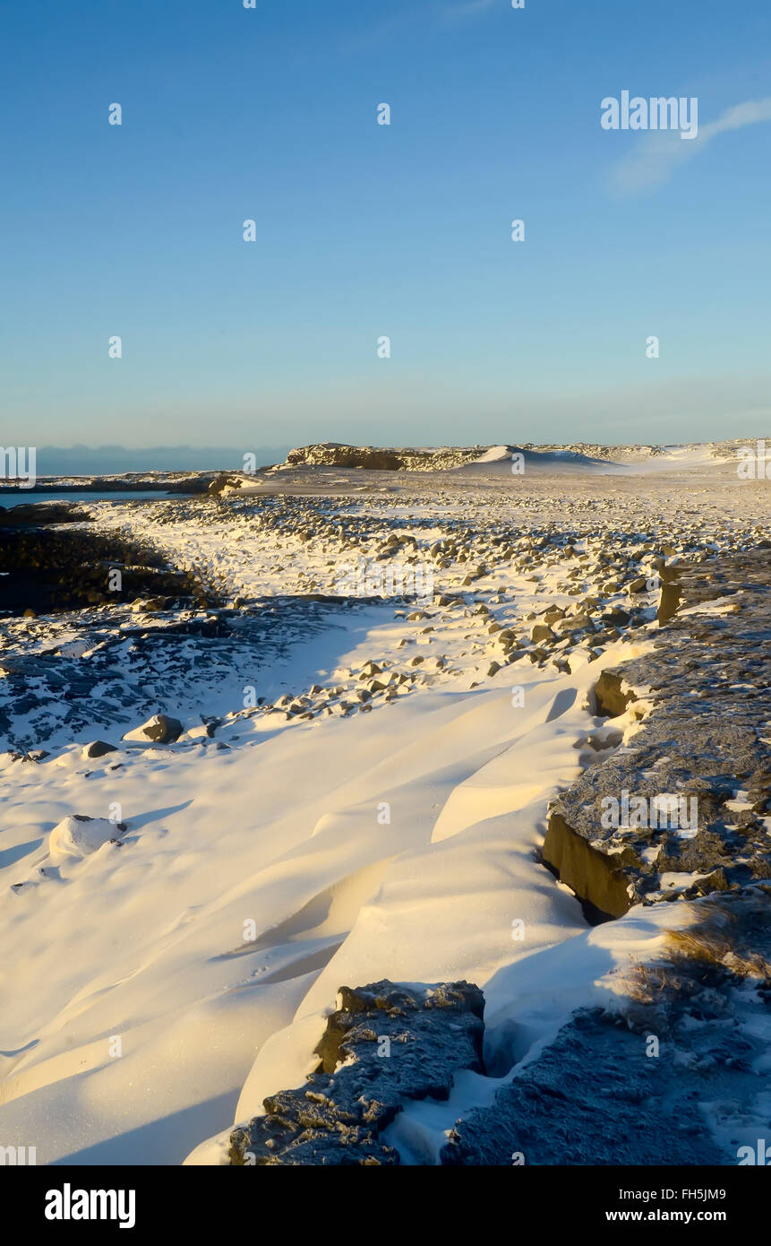 Champ de lave et sur les rives, la neige et de la glace sur la côte de Valahnúkur la péninsule de Reykjanes Islande Banque D'Images