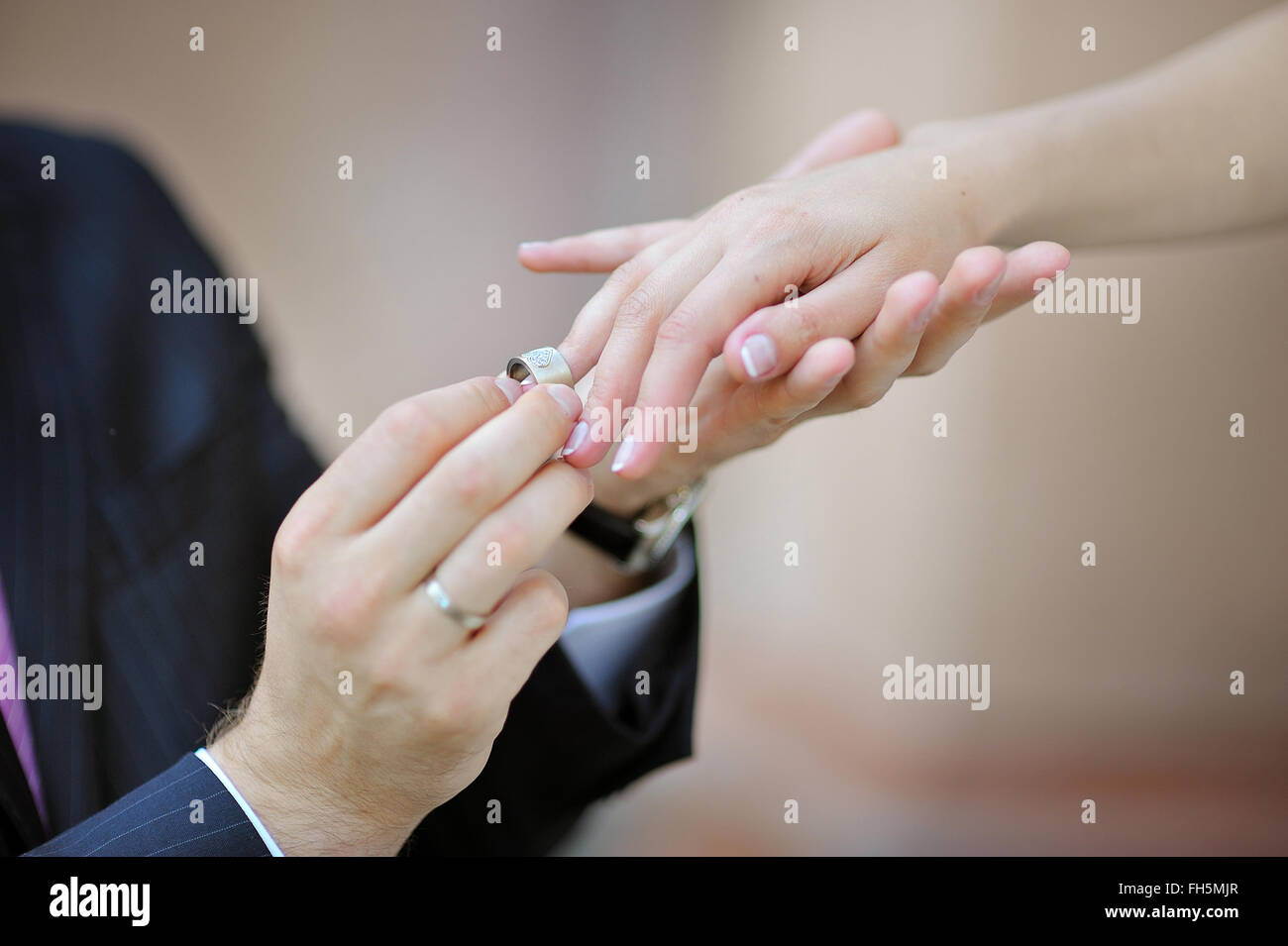 Mettre la main du marié une bague de mariage sur le doigt de la mariée  Photo Stock - Alamy