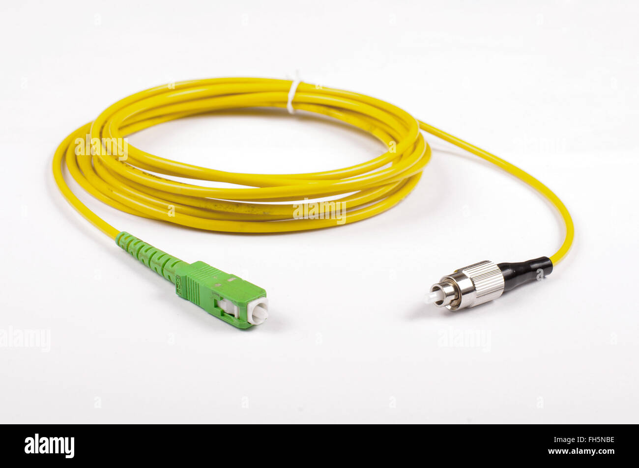 Câble fibre optique isolé sur fond blanc Banque D'Images