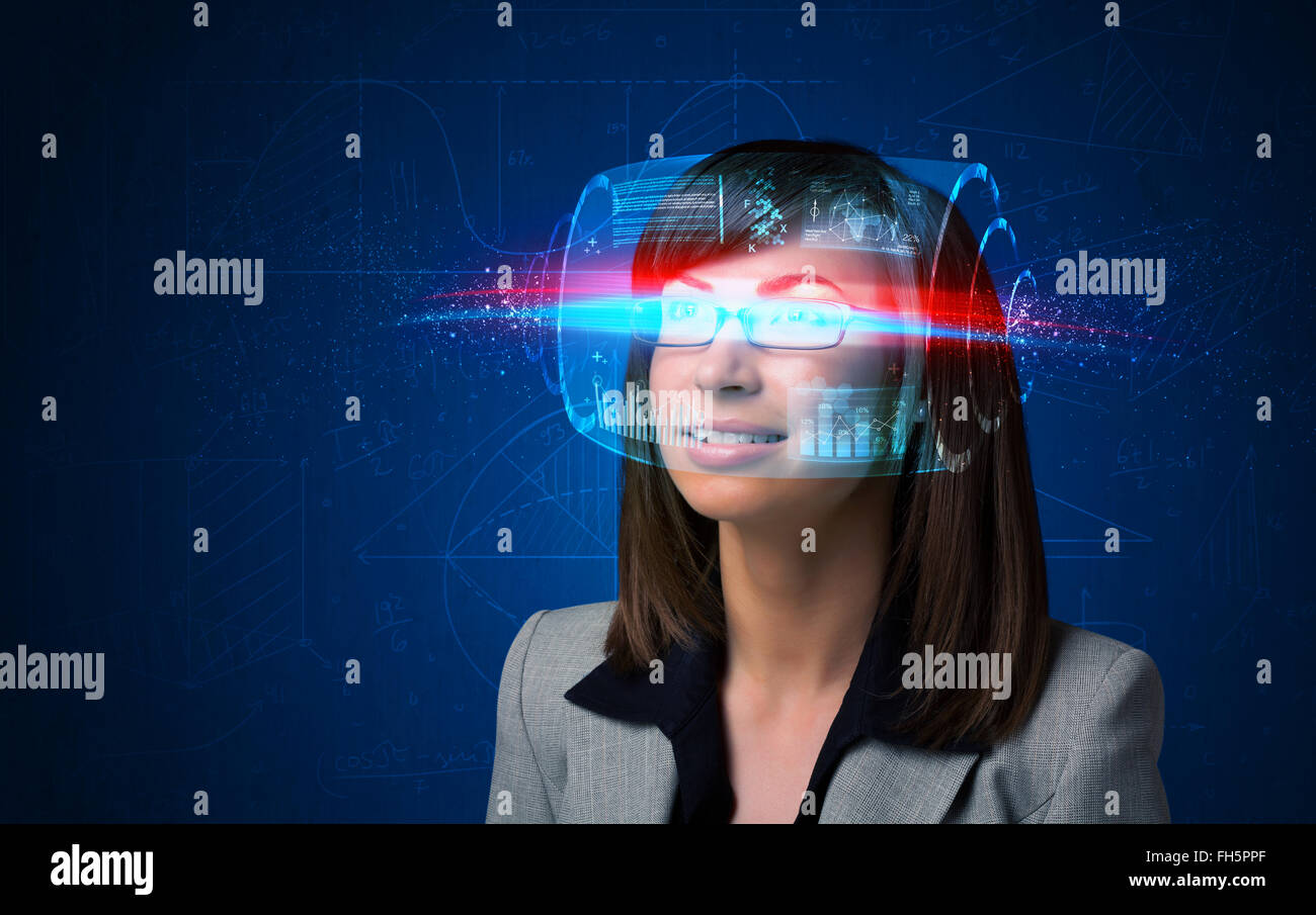 Femme avec verres intelligents de haute technologie Banque D'Images