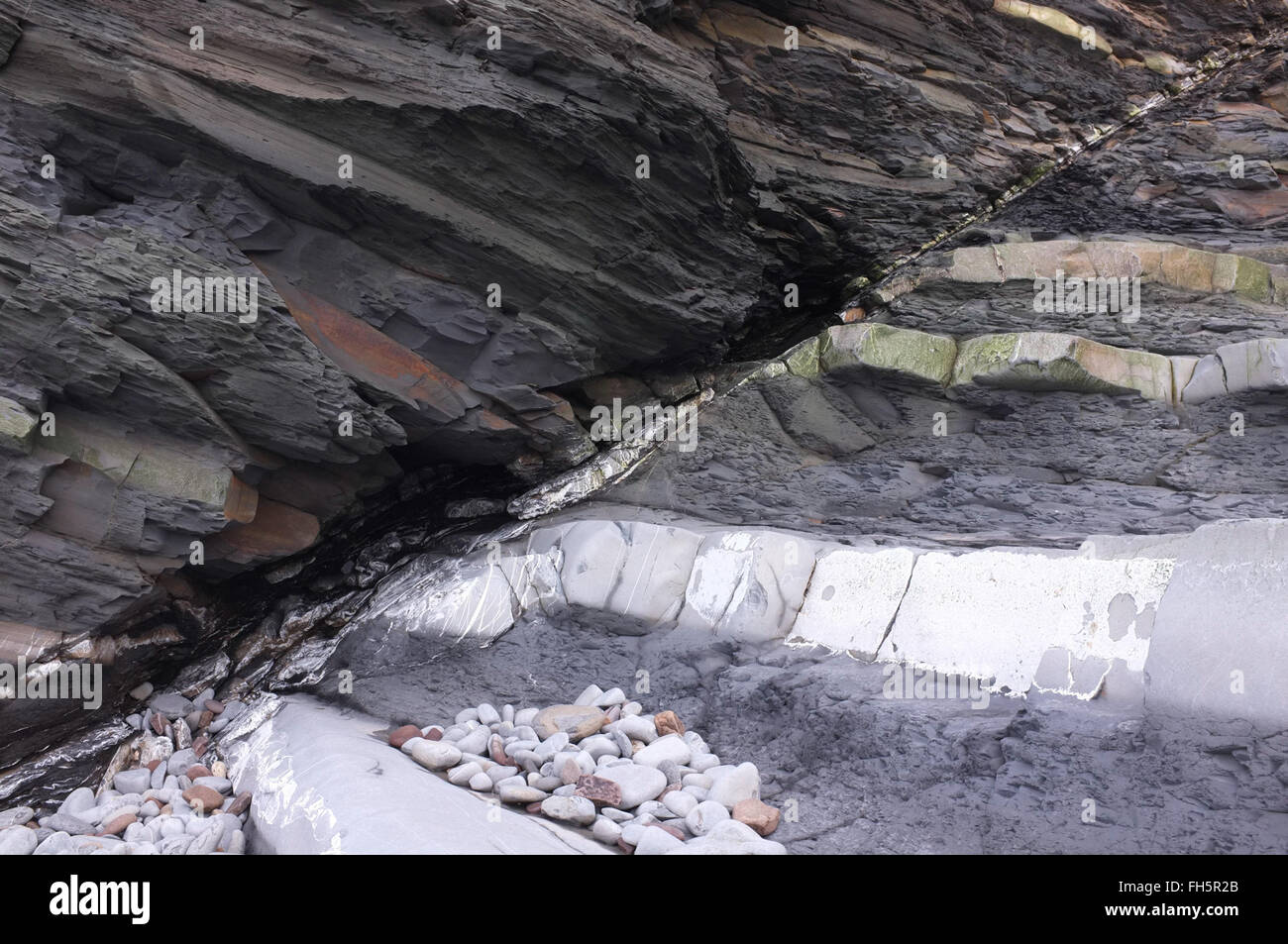 Une ligne de faille dans les strates à Kilve, Somerset, UK Banque D'Images