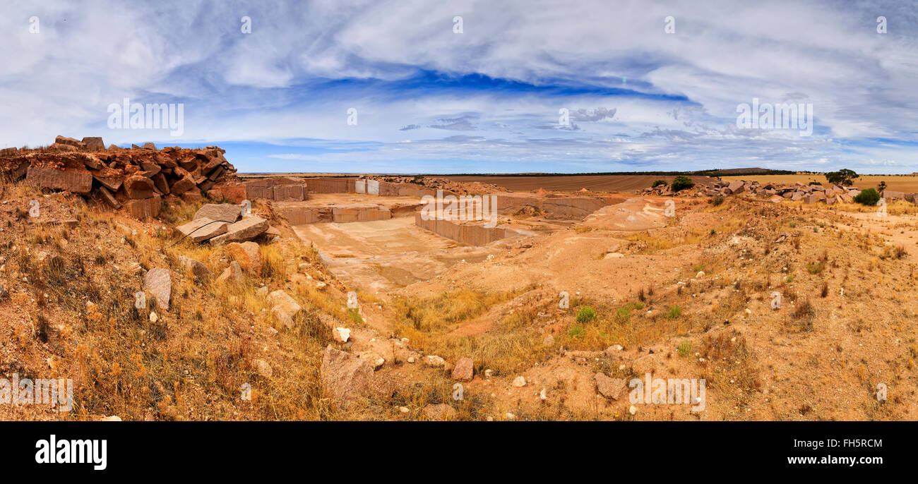 Carrière de granit de la mine à ciel ouvert dans le sud de l'Australie sur l'été sous un ciel bleu entouré de champs agricoles Banque D'Images