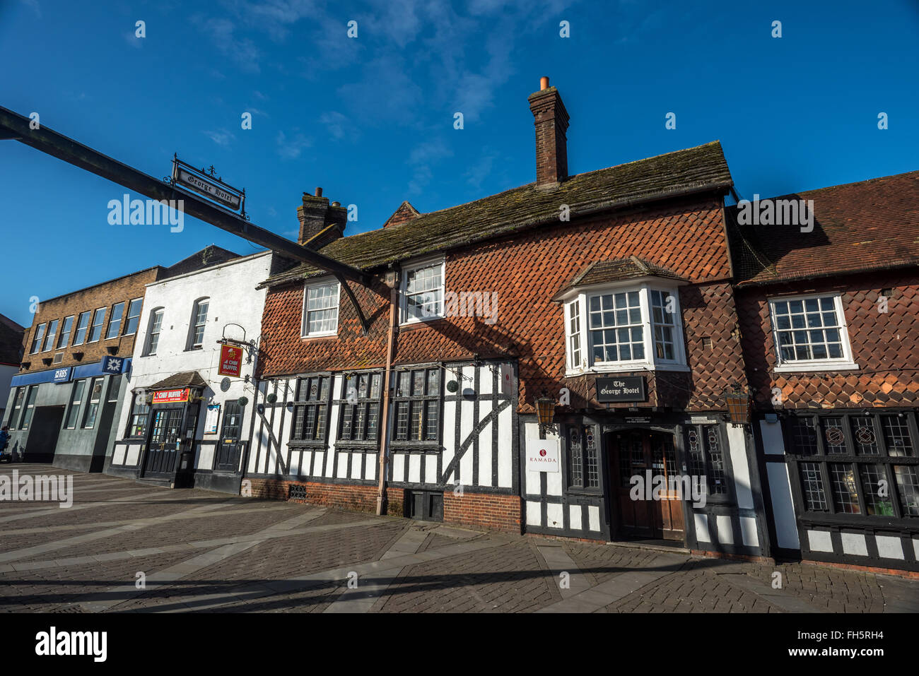 Le George Hotel Crawley dans High Street. Banque D'Images