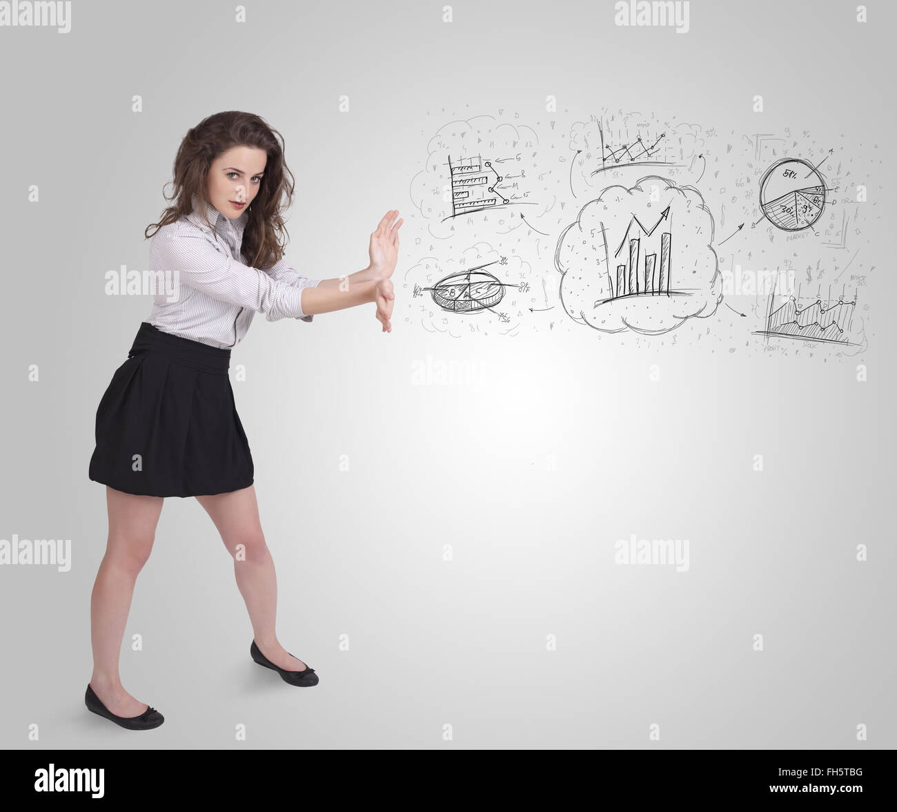 Fille d'affaires présentant des croquis dessinés à la main, des graphiques et des tableaux Banque D'Images