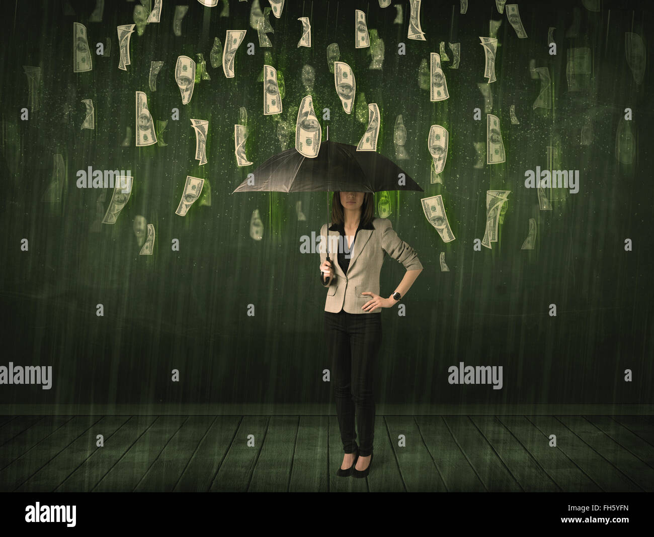 Businesswoman standing avec parapluie en dollars concept de pluie Banque D'Images