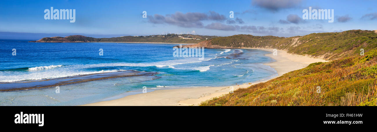 Large panorama de l'eau bleu et blanc de la baie de sable près de l'espérance dans l'ouest de l'Australie. Destination populaire pour le tourisme d'une vue panoramique sur la mer Banque D'Images