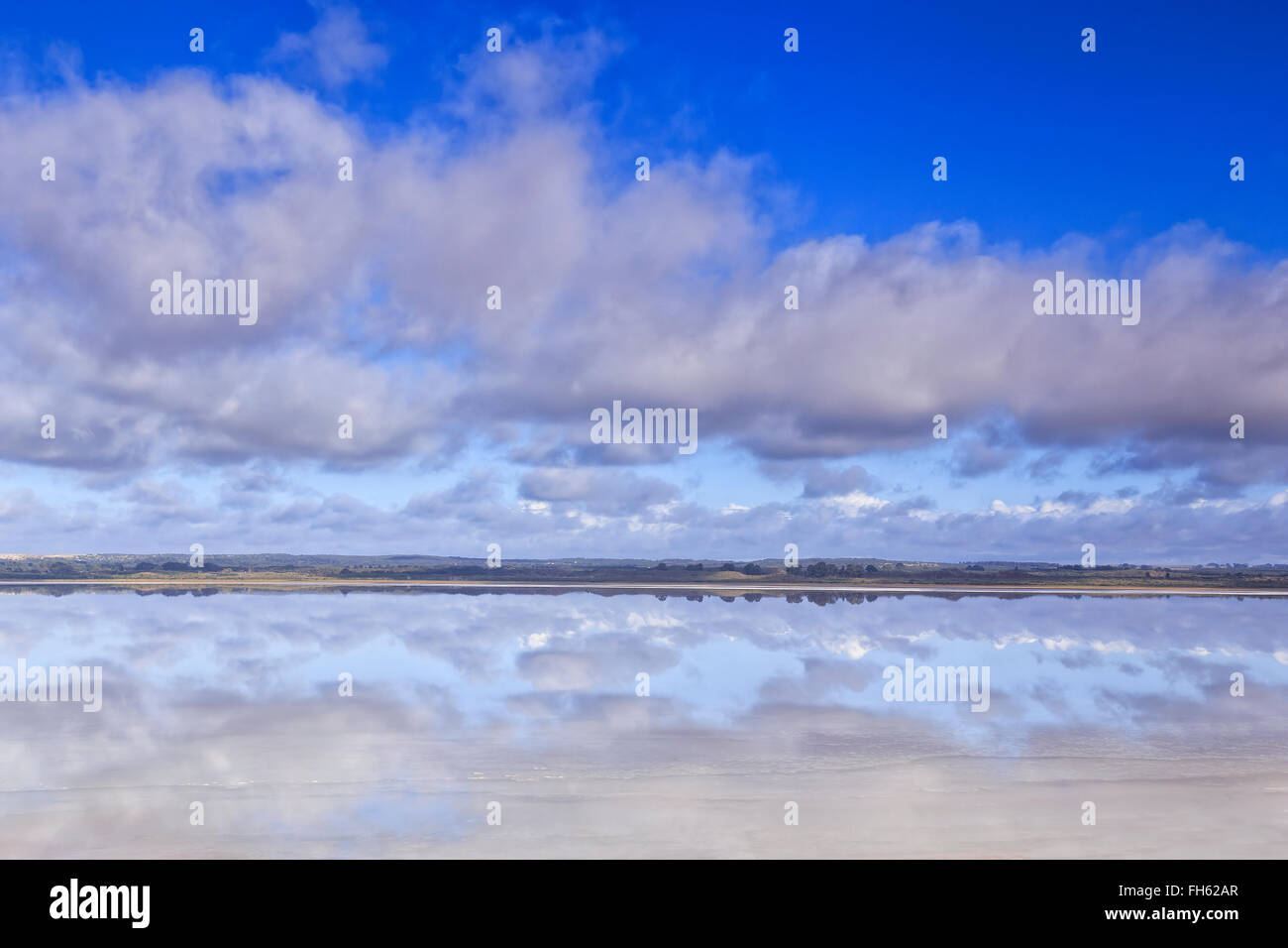 Reflet de nuages blancs dans l'eau calme du lac Rose, près de l'espérance dans l'ouest de l'Australie Banque D'Images Reflet de nuages blancs dans l'eau calme du lac Rose, près de l'espérance dans l'ouest de l'Australie Banque D'Images