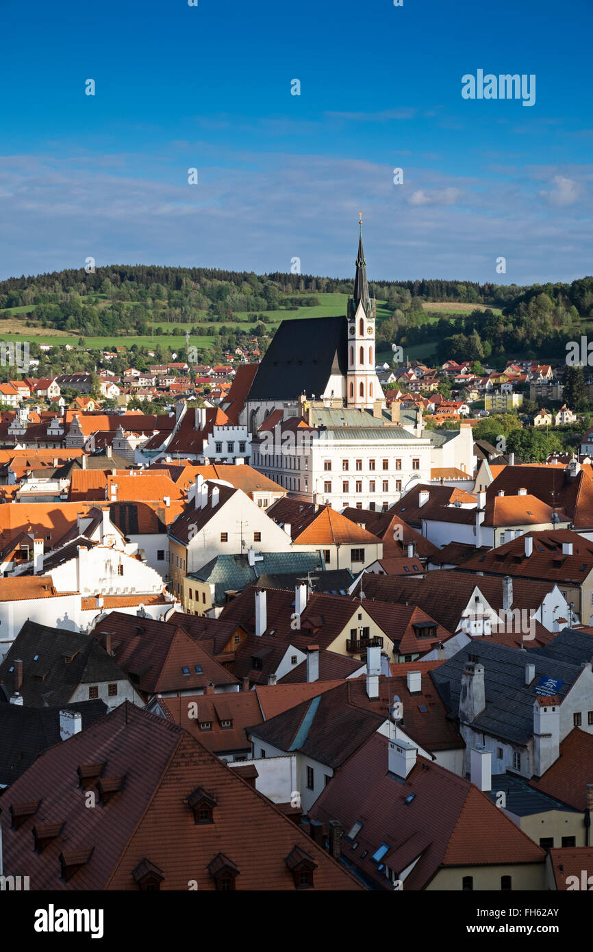 Sommaire des toits de la ville et avec l'Église Saint-vitus, Cesky Krumlov, République tchèque. Banque D'Images