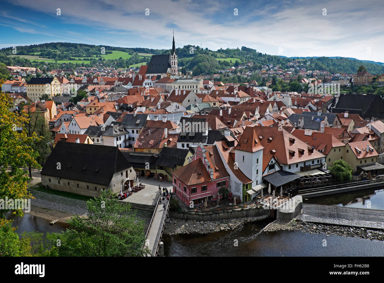 Scenic sommaire de Cesky Krumlov à l'église de St Vitus en arrière-plan, en République tchèque. Banque D'Images