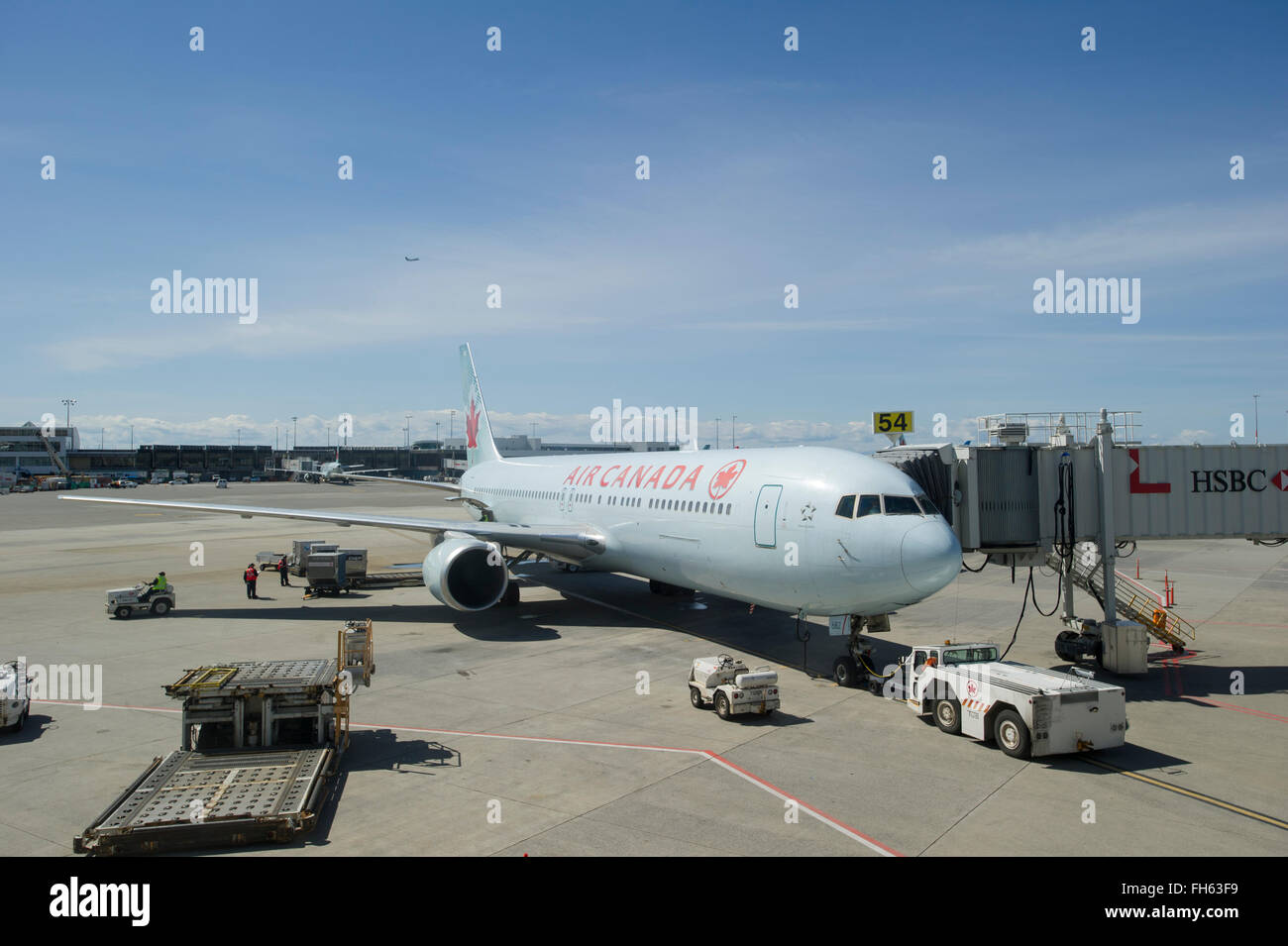 Air Canada Boeing 767-33A(ER) accroché à pushback loading cargo terminal de l'Aéroport International de Vancouver YVR Banque D'Images