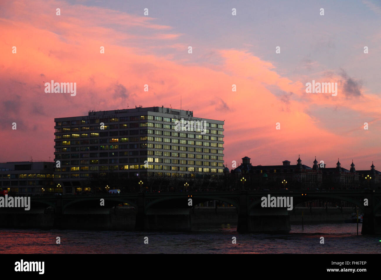 St Thomas' Hospital sur la rive sud de la Tamise au coucher du soleil, Lambeth, London, England, UK Banque D'Images