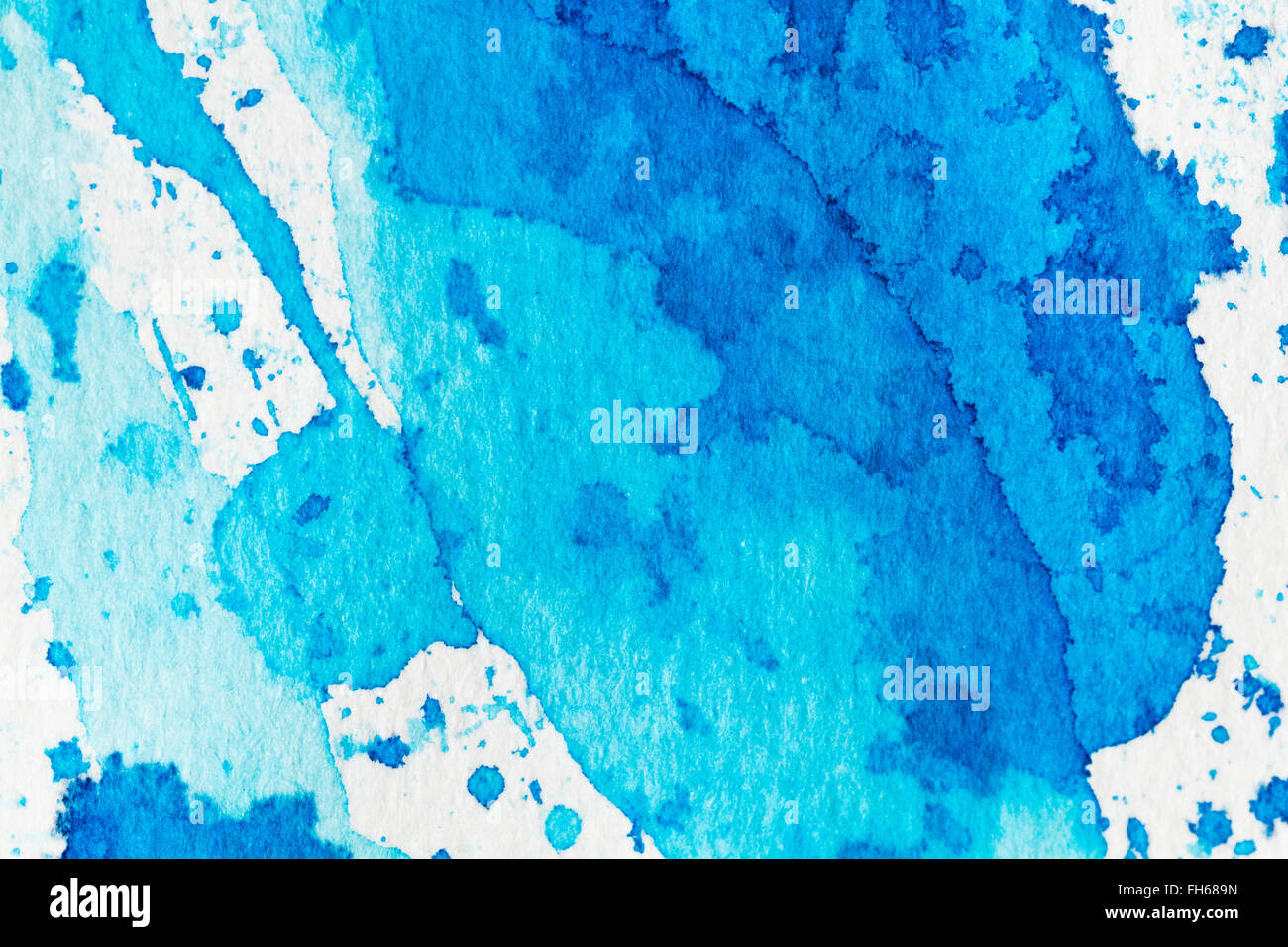 Blue abstract avec de l'encre aquarelle sur papier grainé blanc blots. À utiliser comme arrière-plan ou de texture. L'élément de conception. Banque D'Images