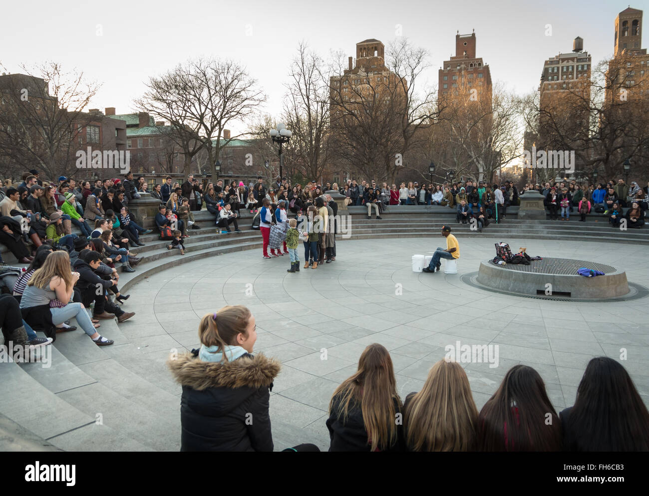 Foule de personnes invitées par les artistes de rue à Washington Square Park, New York Banque D'Images