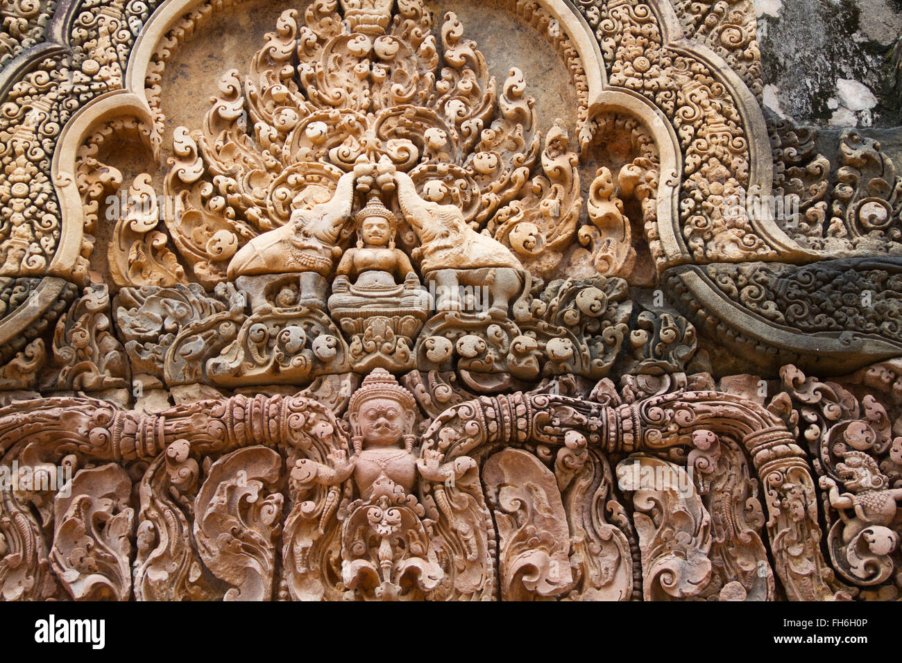 La sculpture ornée dans le grès du temple de Banteay Srei près de Angkor, Cambodge Banque D'Images