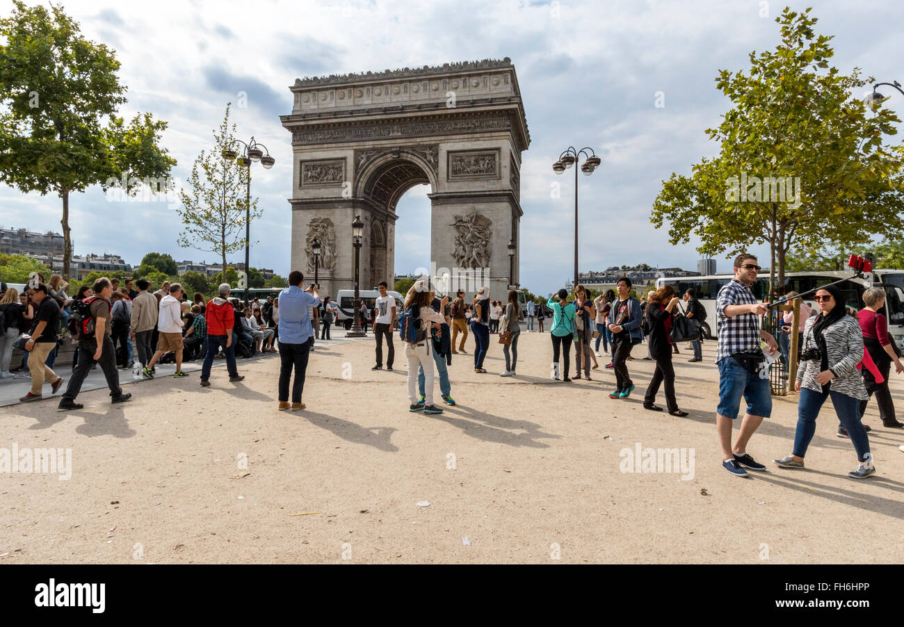 Les visiteurs et de tourisme et de l'Arc de Triomphe à Paris, France Photo Stock - Alamy