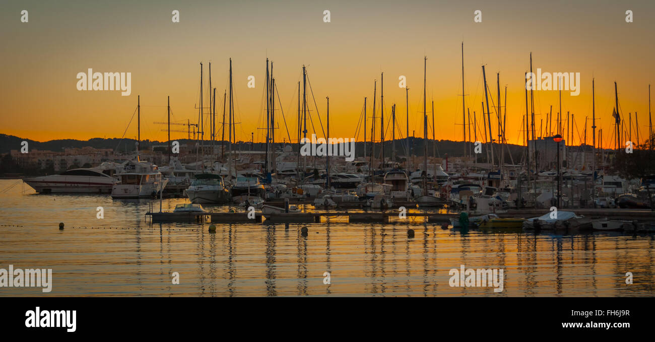 Magnifique coucher de soleil couleur dans le port de plaisance. Fin d'une chaude journée ensoleillée à Ibiza, St Antoni de Portmany Iles Baléares, Espagne Banque D'Images