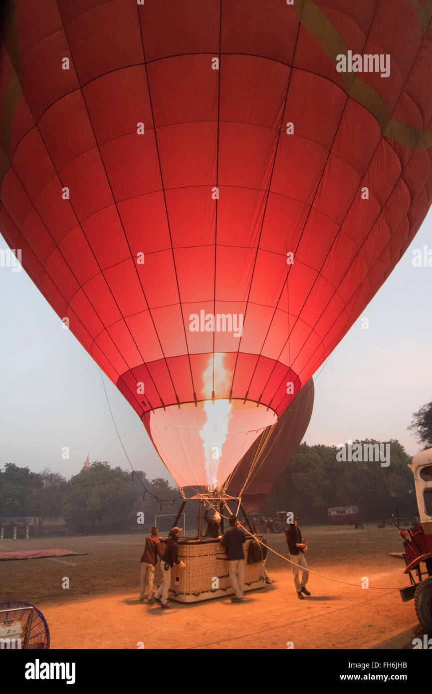 Le gonflage du ballon à air chaud,Myanmar Bagan Banque D'Images