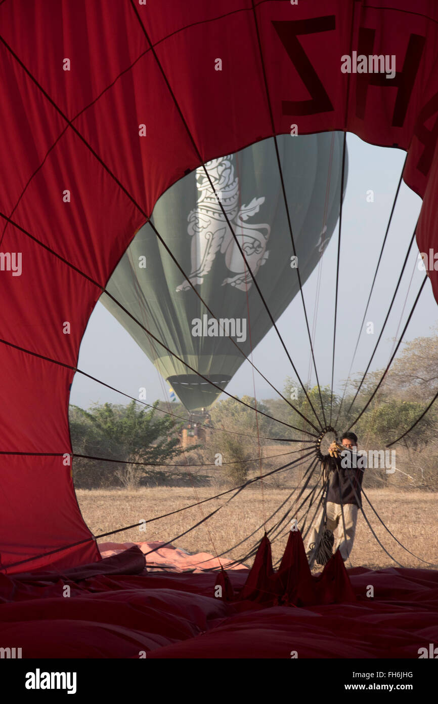 Dégonflant hot air ballon après ride Bagan Myanmar, Banque D'Images